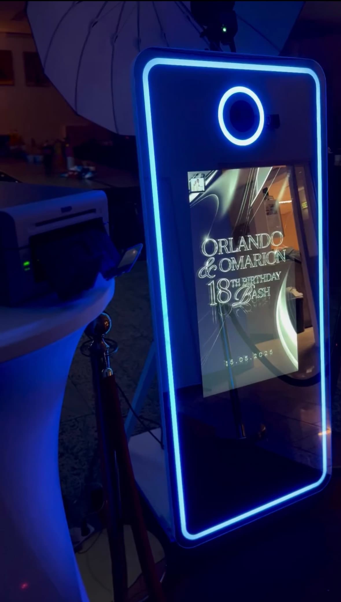 Mirror Photobooth met blauw licht en een persoonlijk verjaardagsontwerp op het scherm