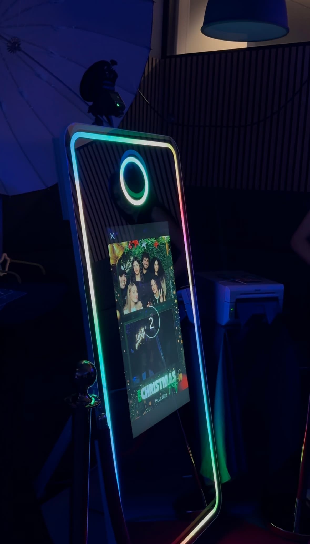 Gasten maken samen een foto bij een feestelijk verlichte Mirror Photobooth