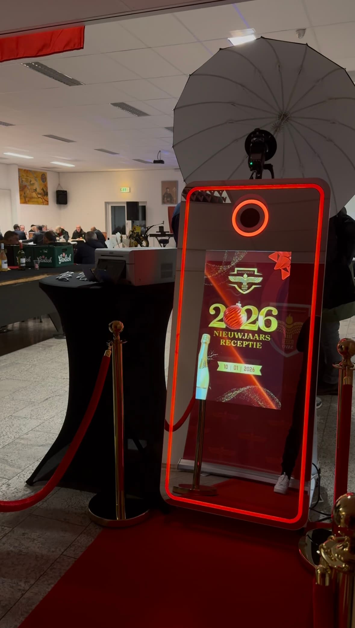 Norella Mirror Photobooth met rode verlichting en VIP-opstelling tijdens een nieuwjaarsreceptie