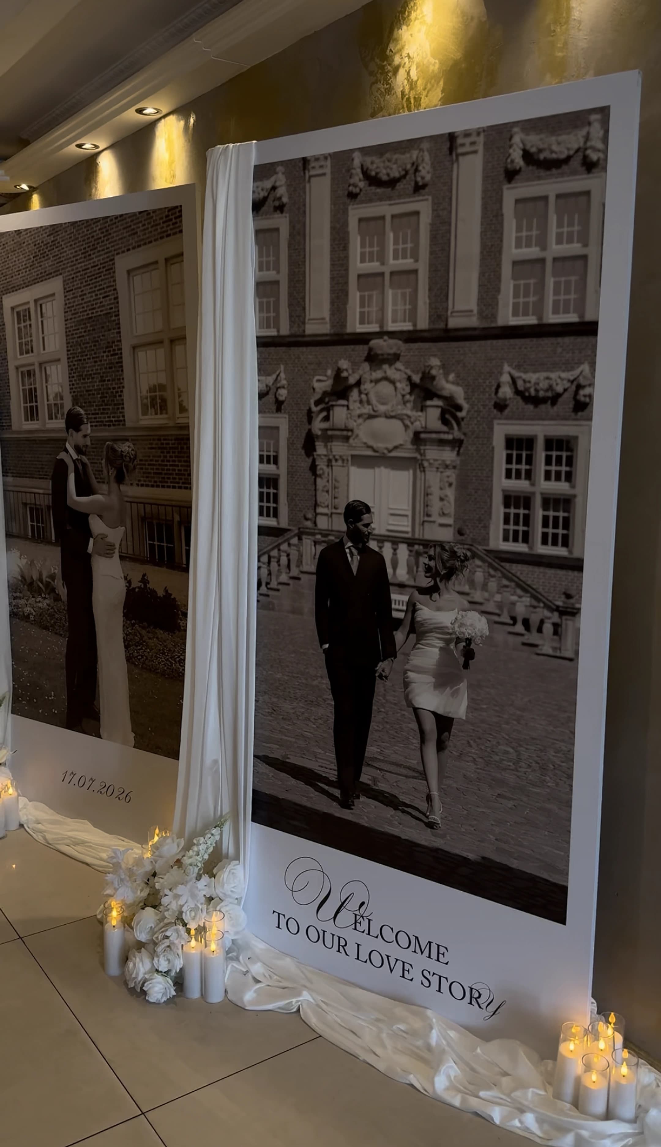 Gepersonaliseerde welkomstpanelen met trouwfoto's en bloemstyling