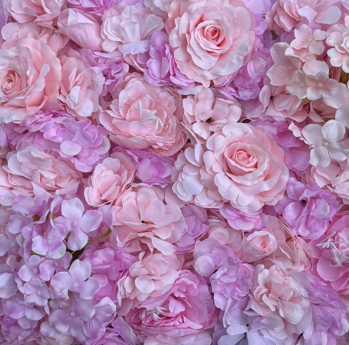 Roze flowerwall backdrop met zachte bloemen