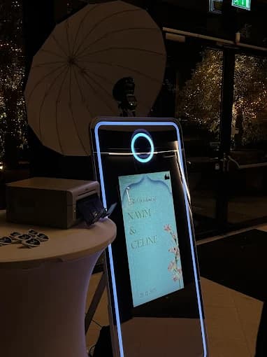 Mirror photobooth avondopstelling met licht en paraplu
