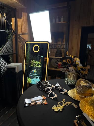 Norella photobooth met props, gouden details en event styling