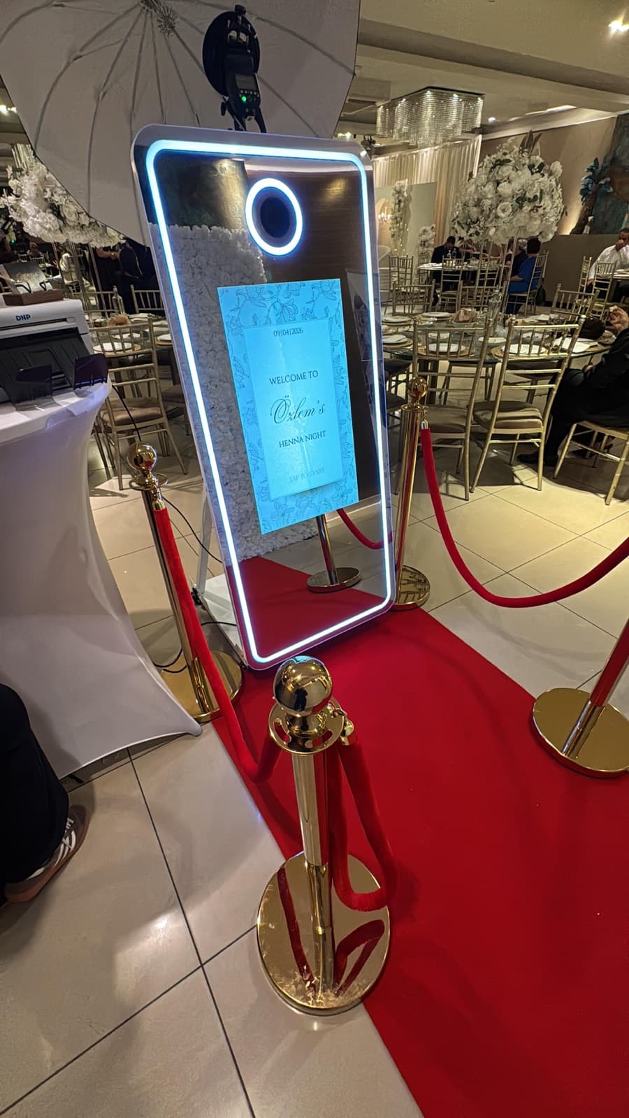 Norella Mirror Booth met rode loper en gouden VIP-paaltjes
