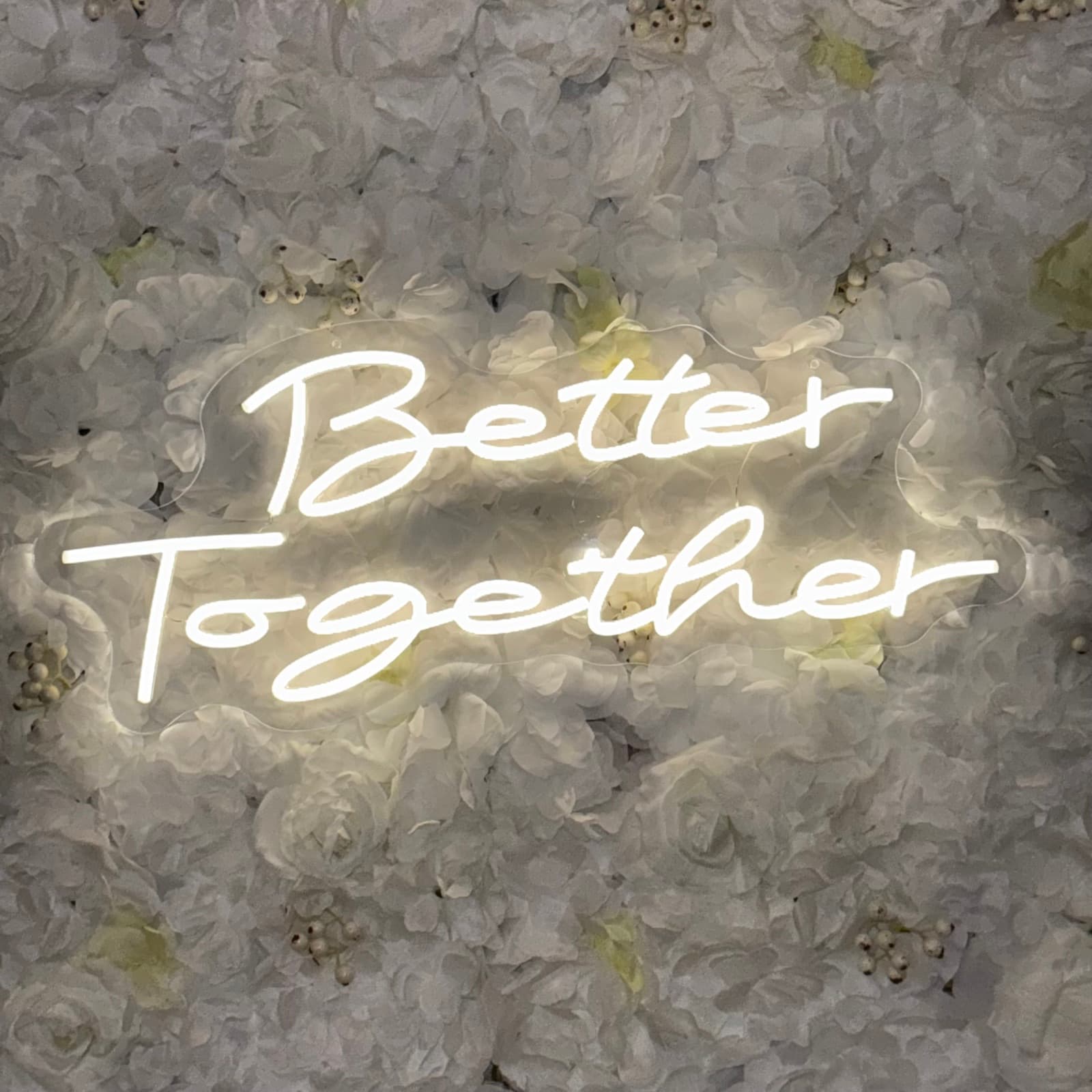Neon led sign Better Together op witte flowerwall