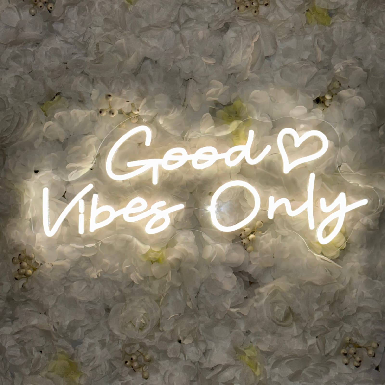 Neon led sign Good vibes only op witte flowerwall