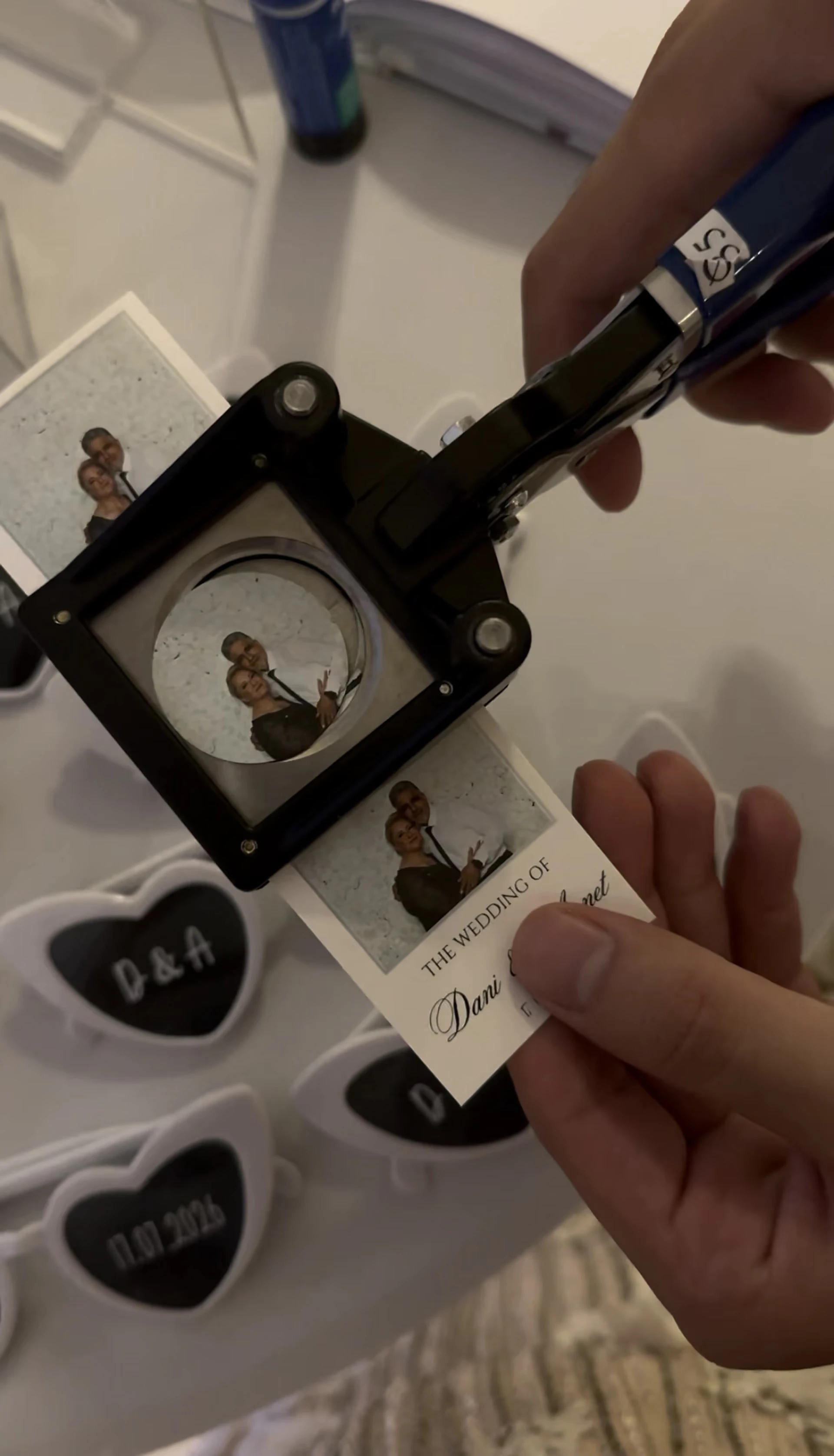 Norella snijdt een photoboothfoto rond uit voor een persoonlijke foto-keychain